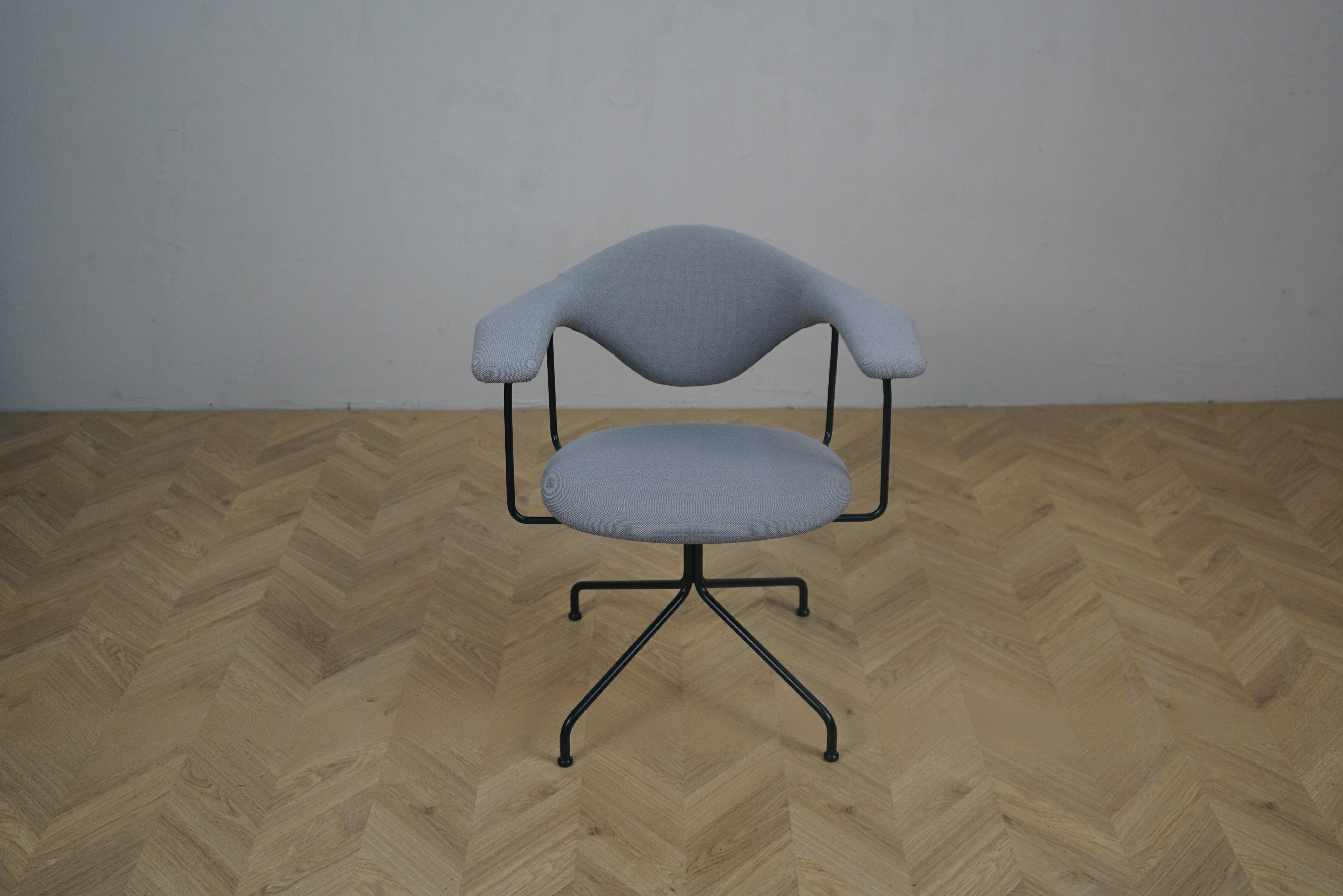 GUBI Masculo kontorstol i Hallingdal 65 stof 116 med sort base set forfra – design af GamFratesi